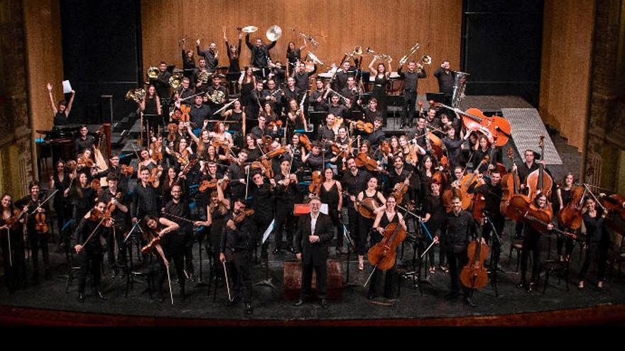Los integrantes de la Joven Orquesta tras un concierto.