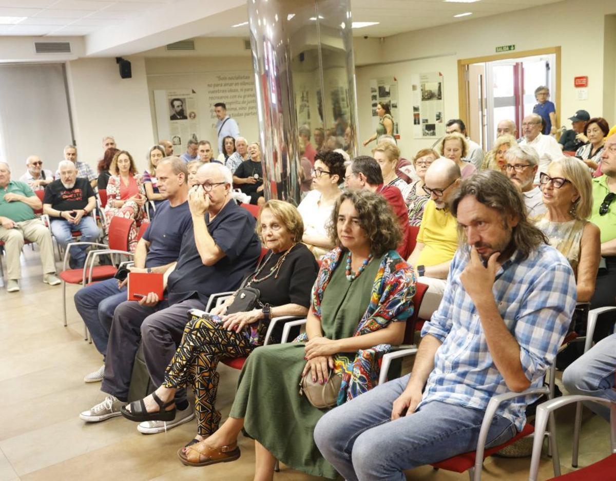 Alberto Ferrao, a la derecha, en el mismo encuentro en la Casa del Pueblo. | ÁNGEL GONZÁLEZ