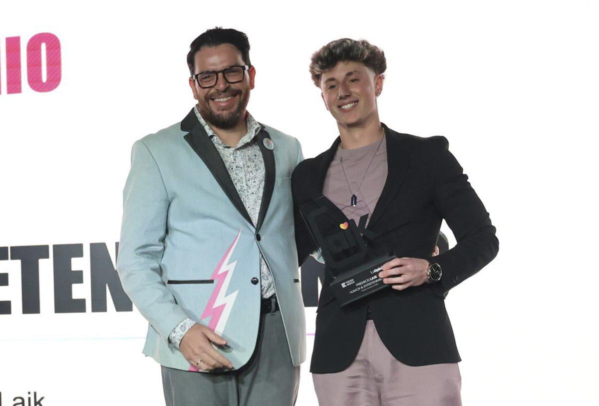 El humorista Javi Chou entrega el premio a Adrián Romero.