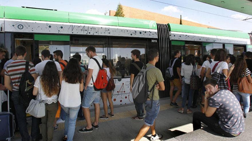 El metro tiene un pico de uso por la mañana.