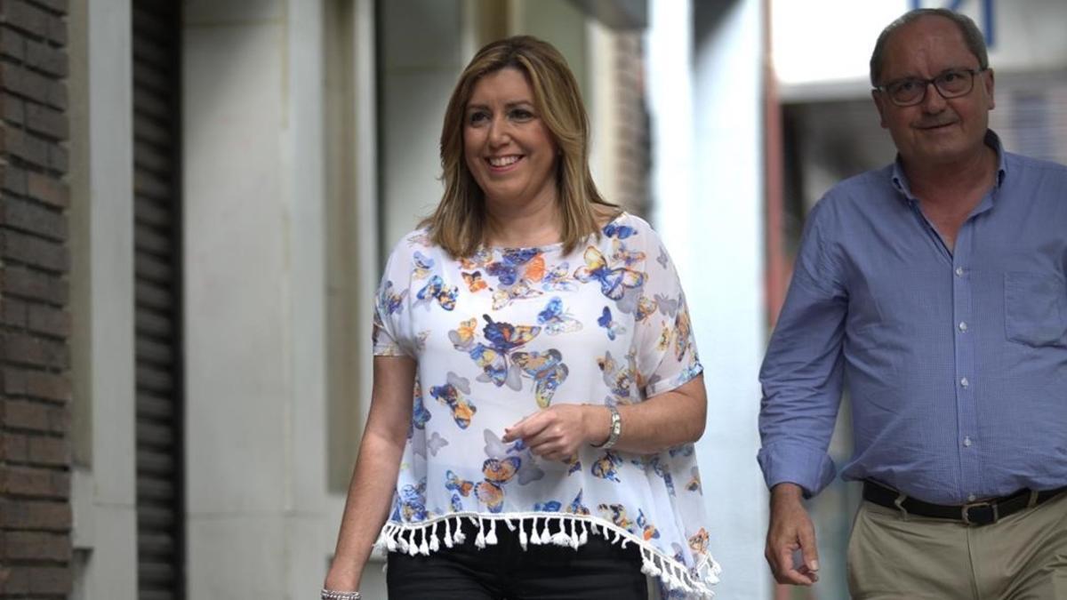 Susana Díaz, junto al secretario de Organización del PSOE andaluz, Juan Cornejo, a la llegada a su reunión con Pedro Sánchez, este viernes.