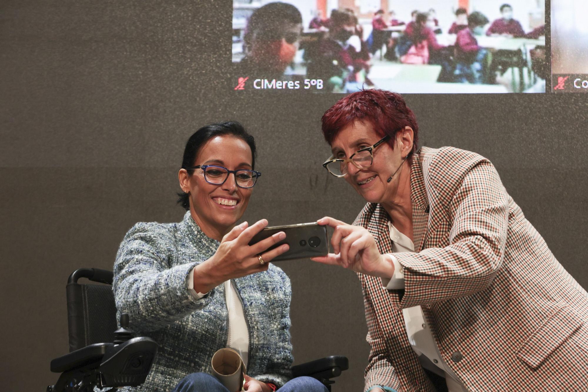 Teresa Perales, estrella en Avilés: así fue el baño de masas de la nadadora