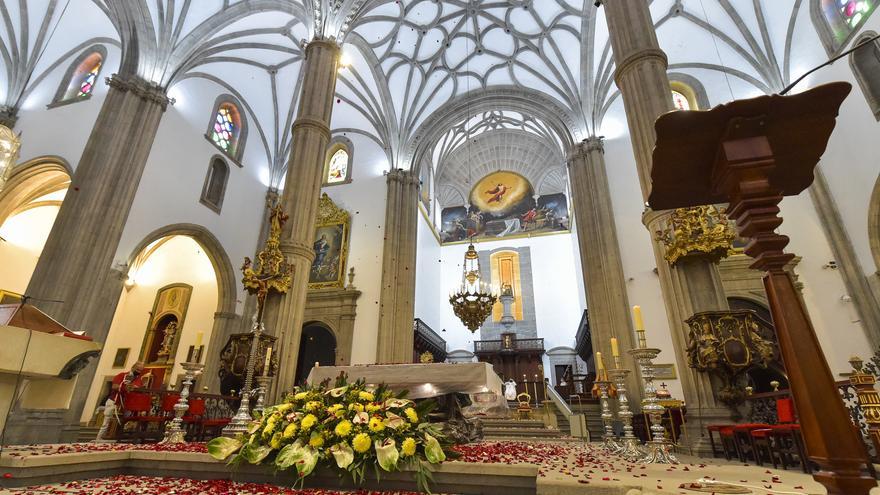 Celebración centenaria: 375 años de la lluvia de pétalos en la Catedral de Canarias