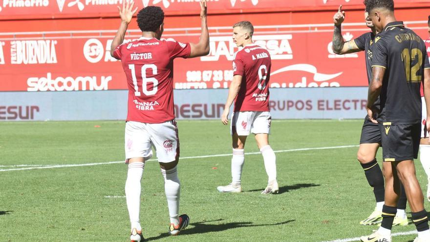 Víctor Rofino y Alberto González, dos de los jugadores fijos en la zaga del Real Murcia para Pablo Alfaro.  | ISRAEL SÁNCHEZ