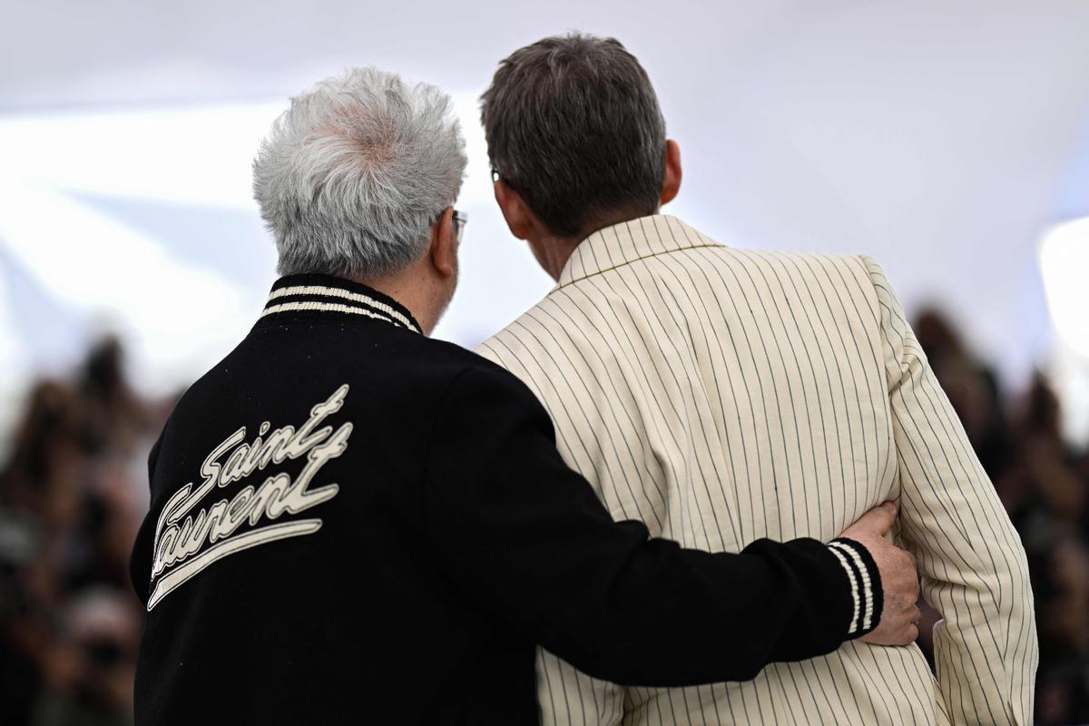 Pedro Almodóvar aterriza en Cannes. El cineasta estrena en Cannes el mediometraje ‘Extraña forma de vida’, con Ethan Hawke y Pedro Pascal, un wéstern protagonizado por dos gais que subvierte el género