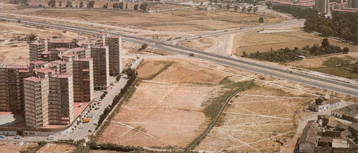 Imagen aérea del barrio del Actur en sus inicios, con la única construcción del edificio Kasan rodeado de campos