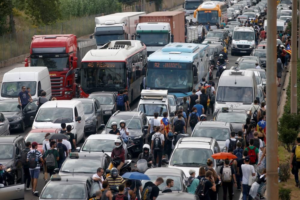 Milers de persones a l'aeroport del Prat