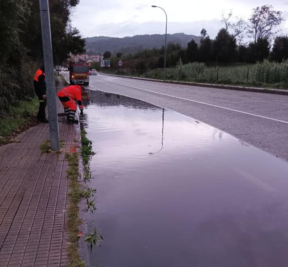 Lagunas en el tramo del vial PO-554. | G.N.