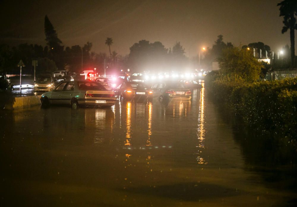 Los accesos al Hospital de San Juan están llenos de agua.