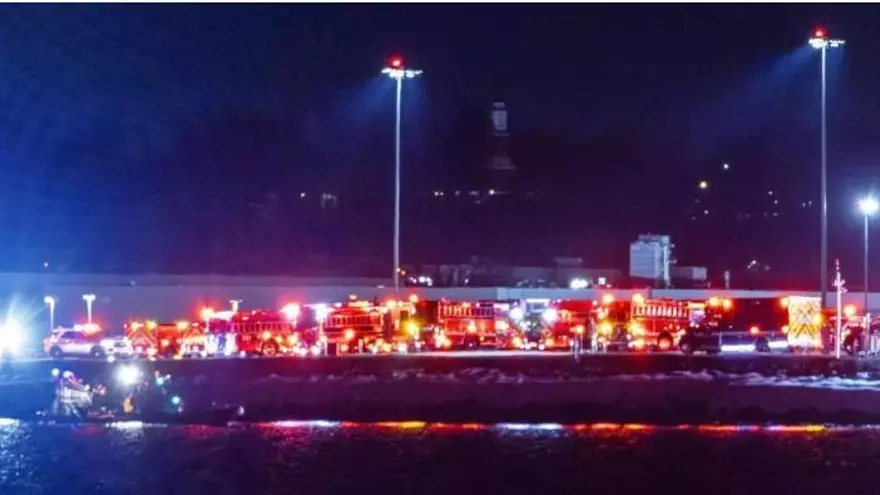 Un avió amb 60 passatgers i un helicòpter militar xoquen a Washington