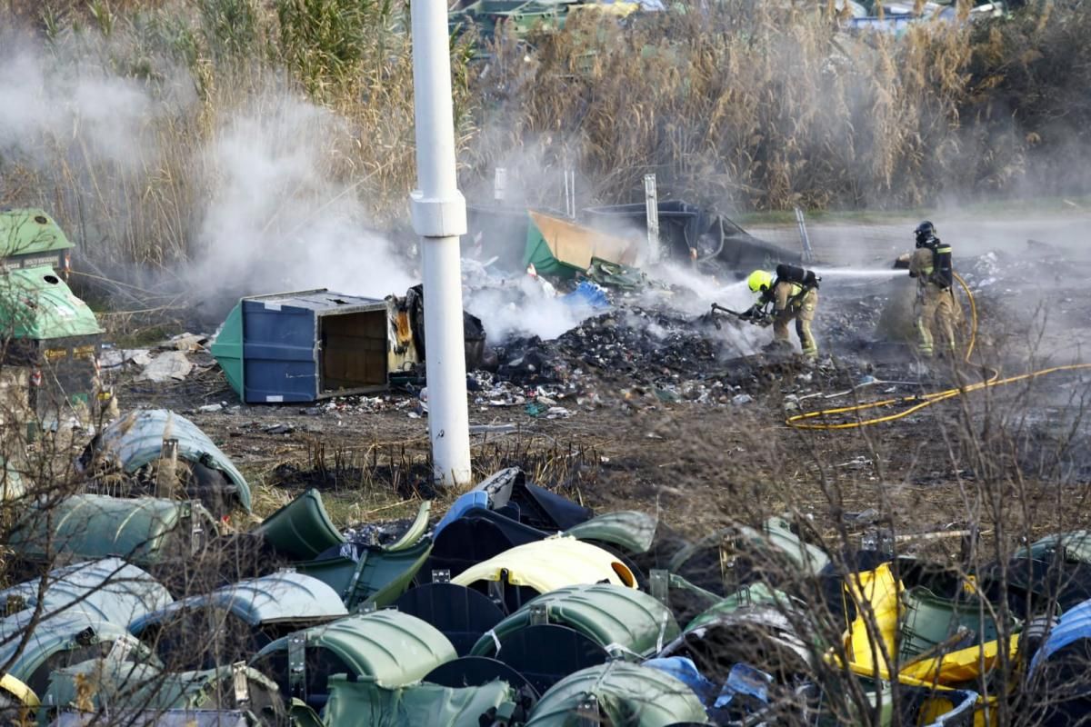 Incendio en el depósito de contenedores de FCC en La Cartuja