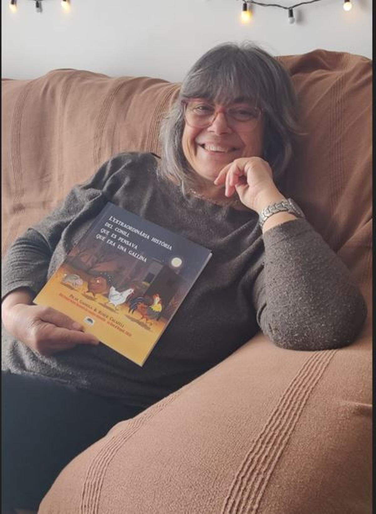 L'escriptora Pilar Garriga amb el seu segon conte infantil.