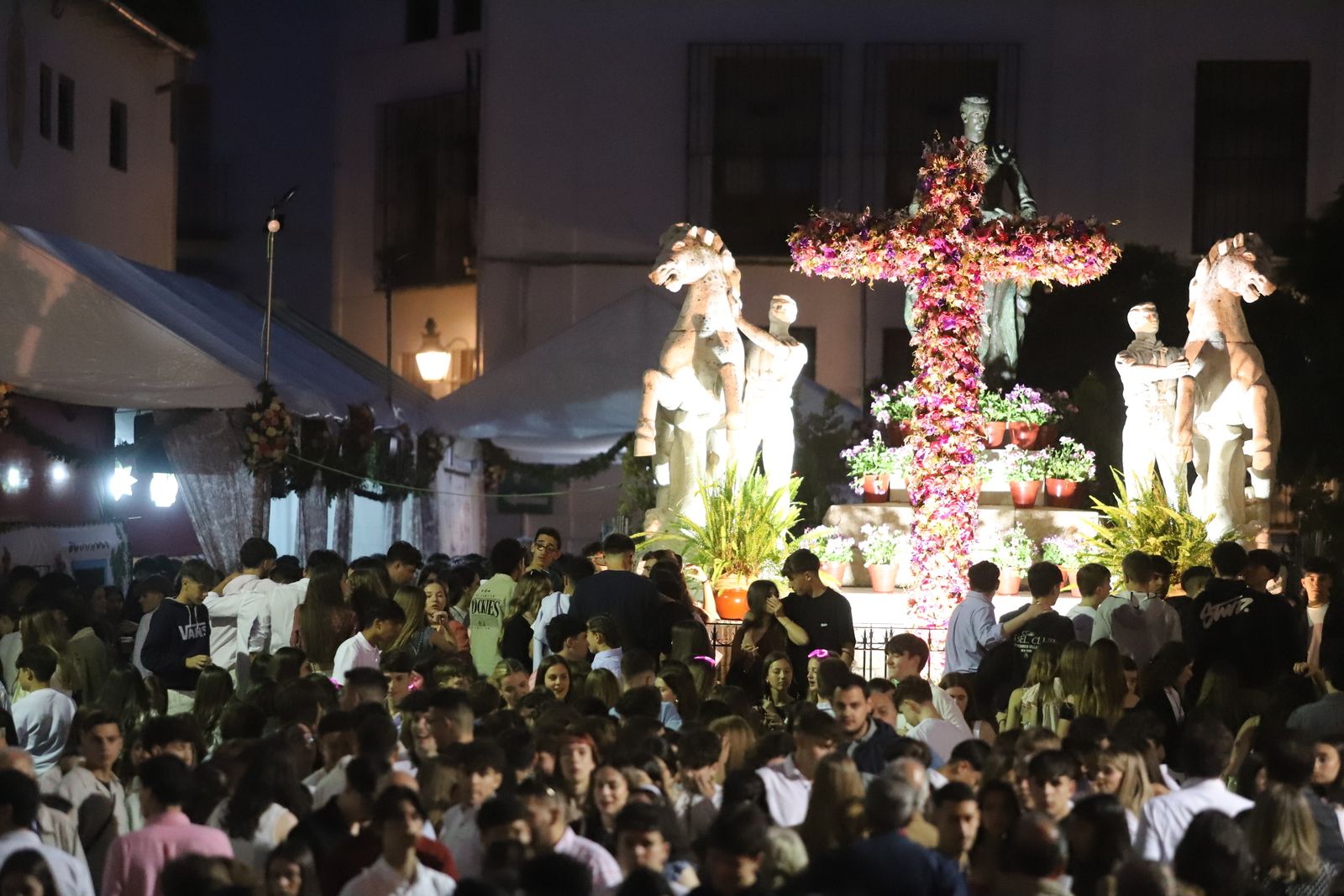 La tercera noche de cruces, en imágenes