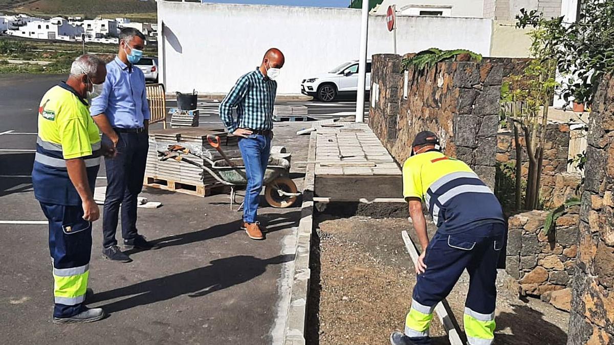 El alcalde y el concejal de Obras observan los trabajos en una de las aceras. | | LP/DLP