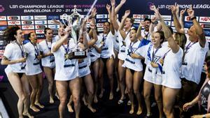 Las jugadoras del CN Sabadell celebran su séptima Copa de Europa.