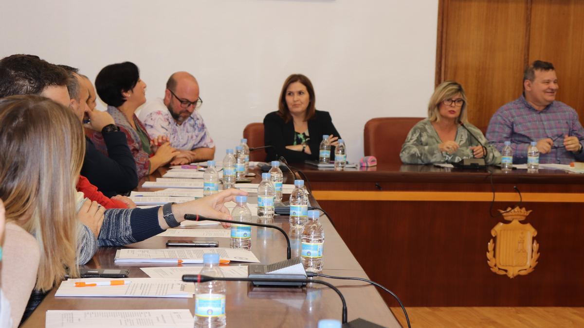 La alcaldesa, Loreto Serrano, junto a la bancada socialista en uno de los plenos de Santa Pola