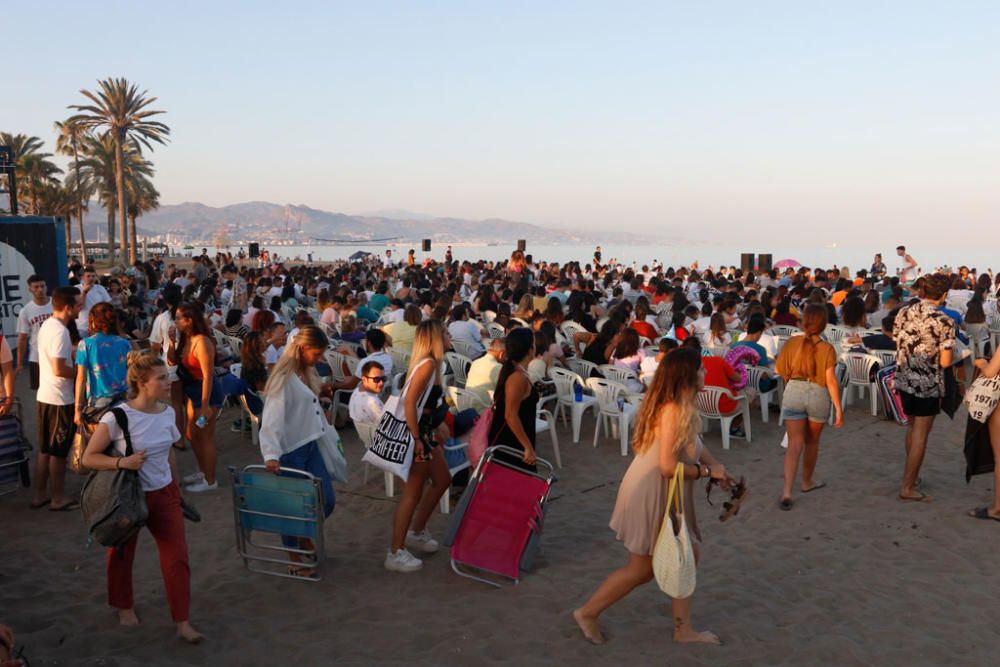 Miles de personas se congregaron en el Cine Abierto de la playa de la Misericordia para ver el estreno de los dos primeros capítulos de La Casa de Papel.