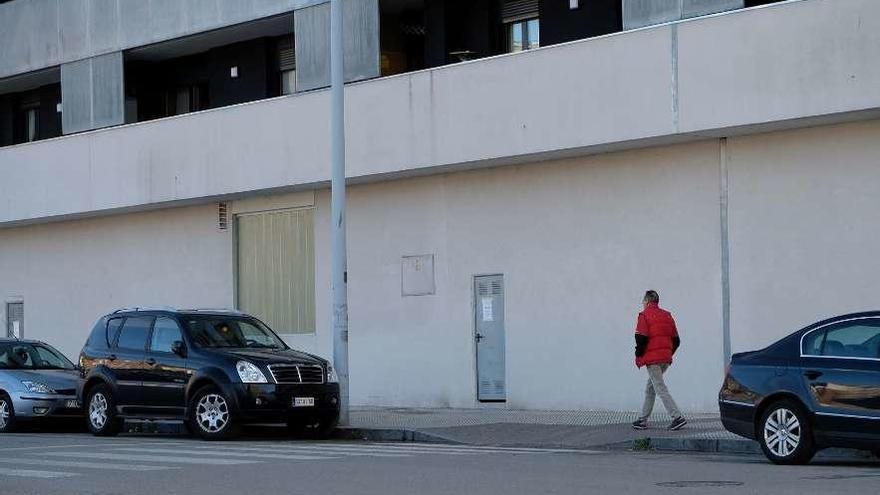 Los bajos comerciales de las viviendas de alquiler del barrio de la Mayacina, en Mieres.