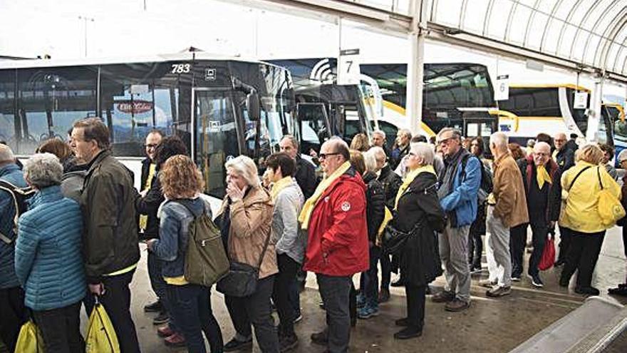 Cues per pujar a autocars a l&#039;estació de Manresa per anar a una manifestació a Barcelona