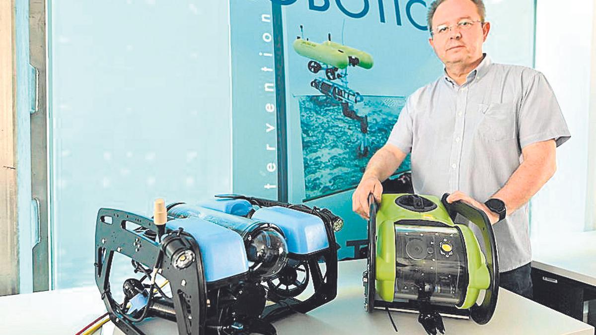 José Vicente Martí muestra los robots de la Jaume I.