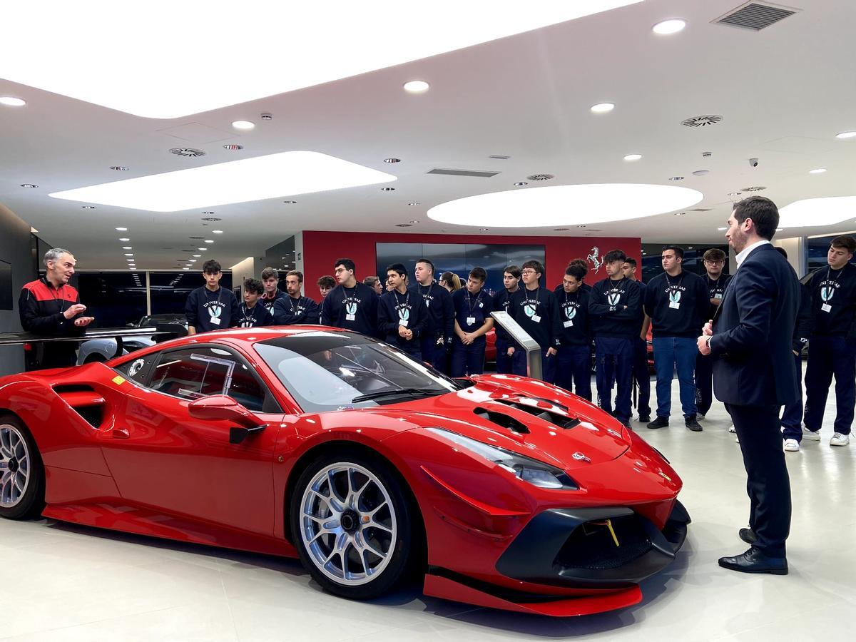 Los alumnos de UNIVERSAE, además de realizar prácticas, visitan talleres y concesionarios, como el de Ferrari.