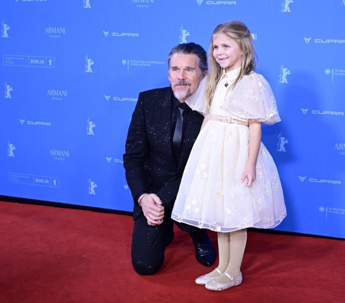 Ethan Hawke y Avy Berry, en el estreno de «The Weight», ayer. | FABIAN SOMMER / EFE