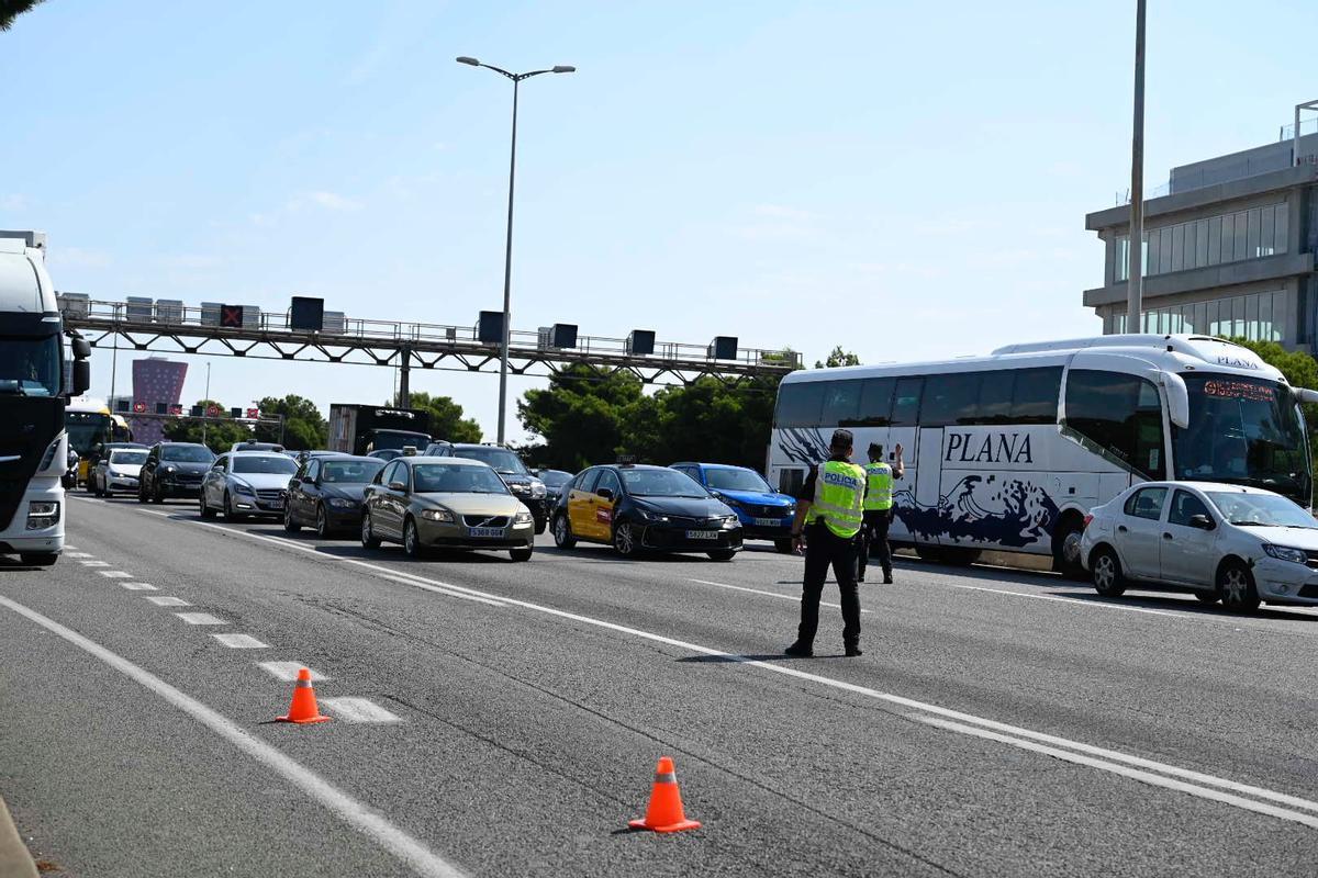 Despliegan la operación Jaula en los accesos de Barcelona para dar con Puigdemont