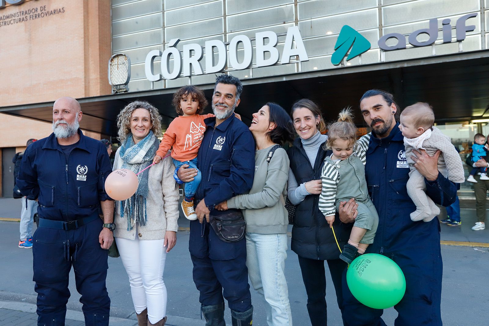 Familia y compañeros reciben con aplausos a los bomberos desplegados en Turquía