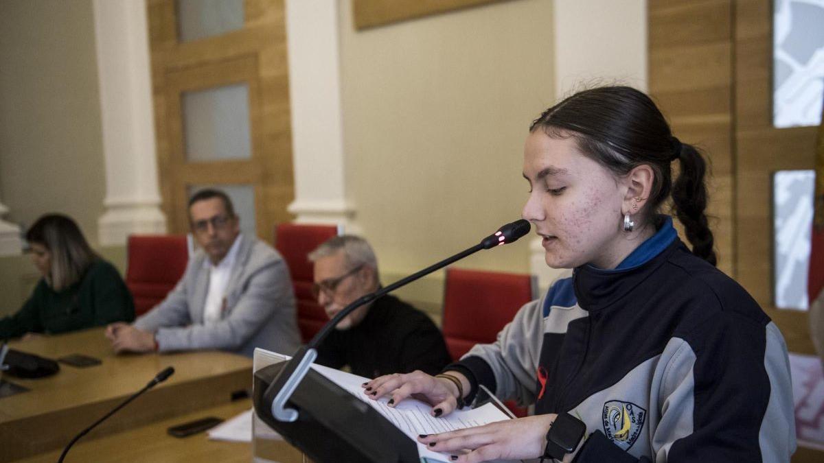 Una joven lee en el Ayuntamiento de Cáceres la declaración contra el sida