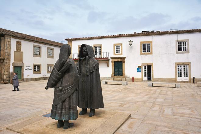 Estatua homenaje a campesinos mirandeses con los trajes regionales típicos en la plaza del Ayuntamiento de Miranda do Douro.
