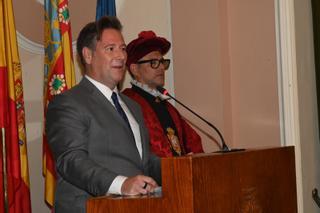 Así recibe Carlos Latre en el Ayuntamiento de Castelló el título de Hijo Predilecto de la ciudad