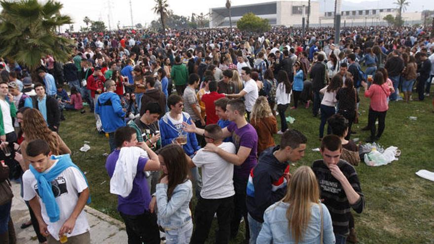 Jóvenes reunidos en el campus universitario de Málaga.