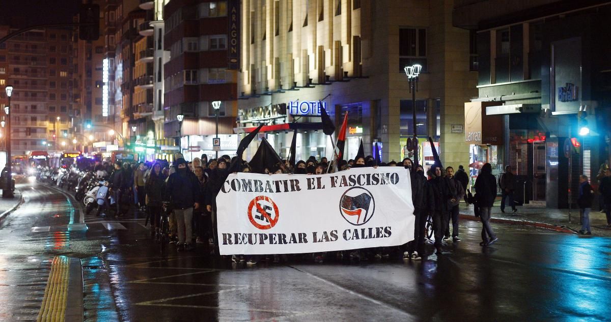 Manifestación antifascista por el manto de la Virgen del Pilar