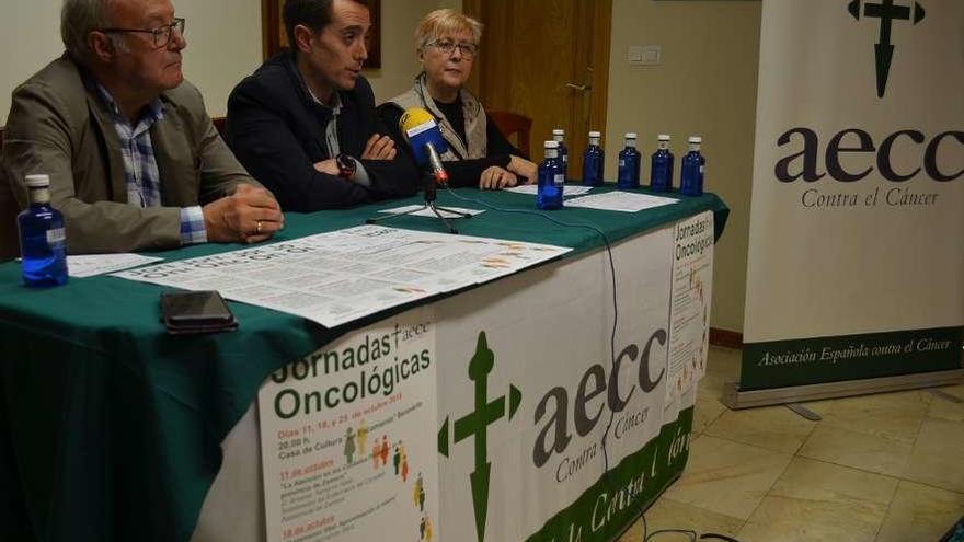 De izquierda a derecha: el presidente de la AECC Zamora, el alcalde de Benavente y la vicepresidenta de la AECC.