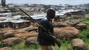 Un hombre patrulla por el barrio de Langata en busca de los leones.