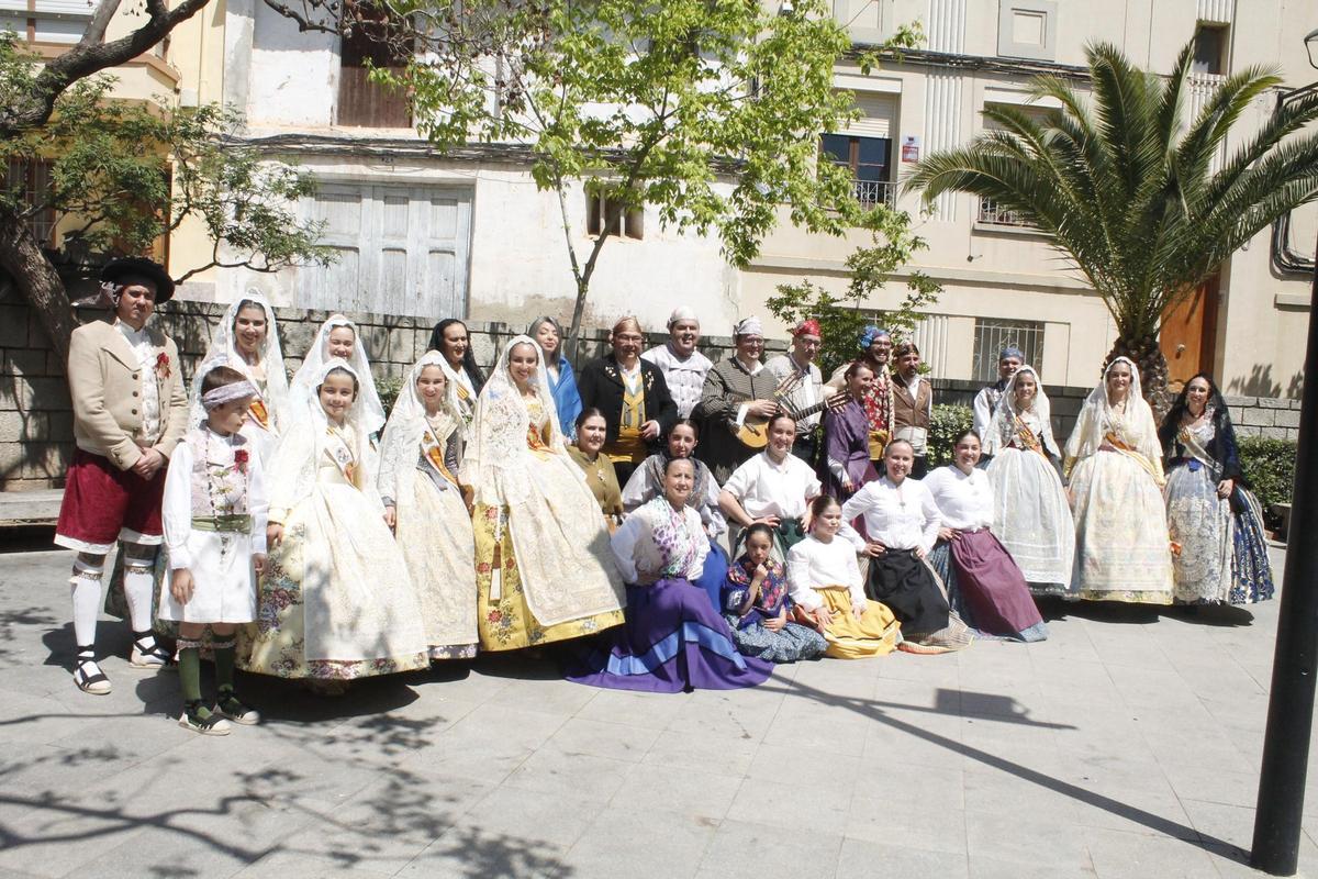 Grupo folklórico y el presidente junto a los representantes de las fallas.