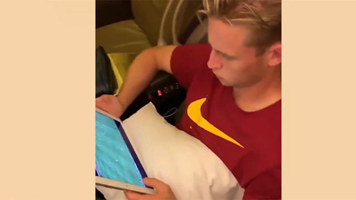 De Jong volvió a Barcelona viendo el partido ante el Nápoles