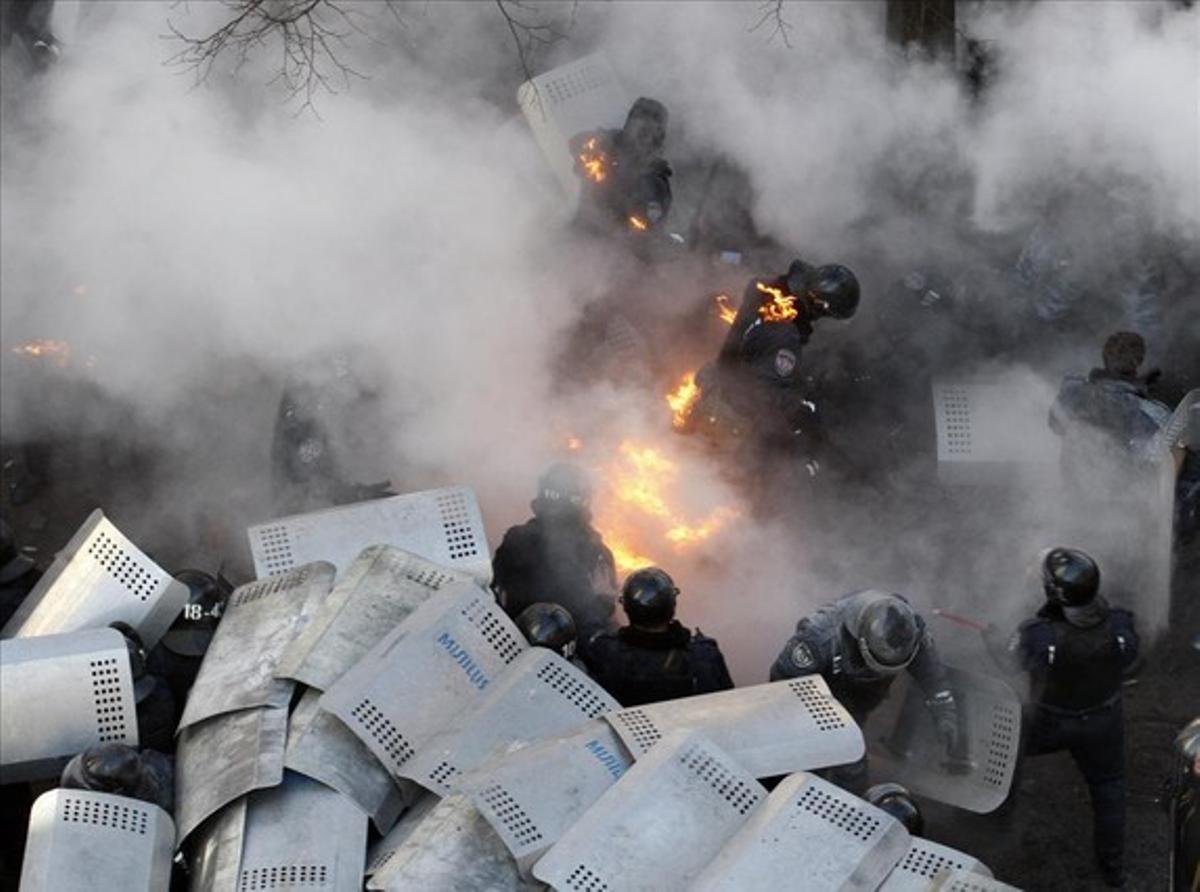 La policía antidisturbios de Kiev ha sufrido la ira de los manifestantes.