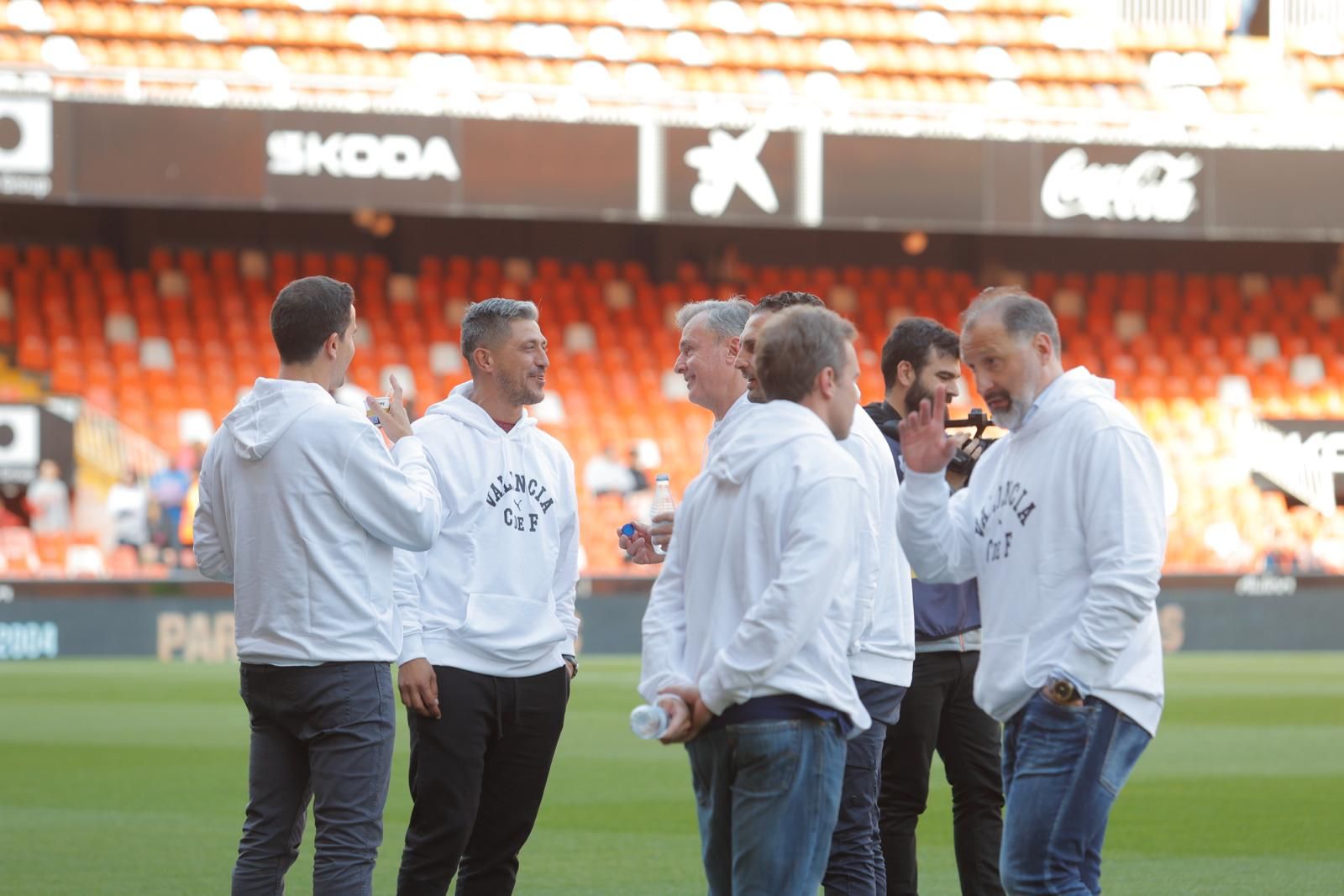 Así ha sido el recibimiento a las Leyendas del Triplete en Mestalla