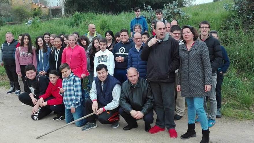 Alumnos del IES y de La Unión, con la concejala de Bienestar Social, Monserrat Ruiz, a la derecha.