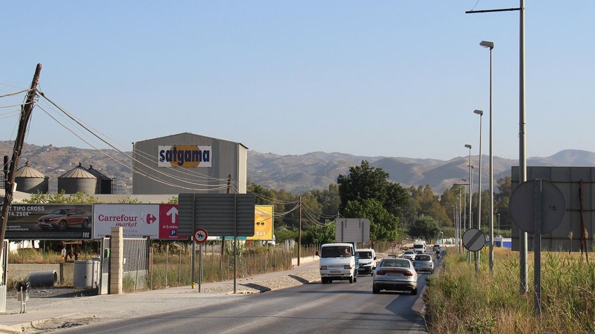 Carretera A-7057 desde la glorieta de intersección de la carretera A-7052 (carretera de Churriana)  hacia Estación de Cártama.