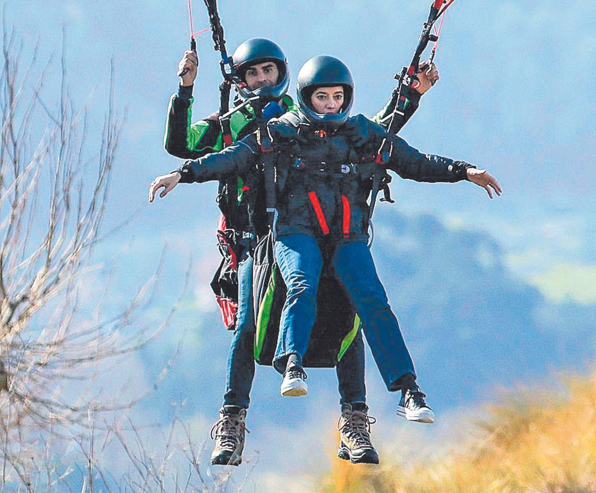 Marta Lois realizó un vuelo en parapente en Porto do Son