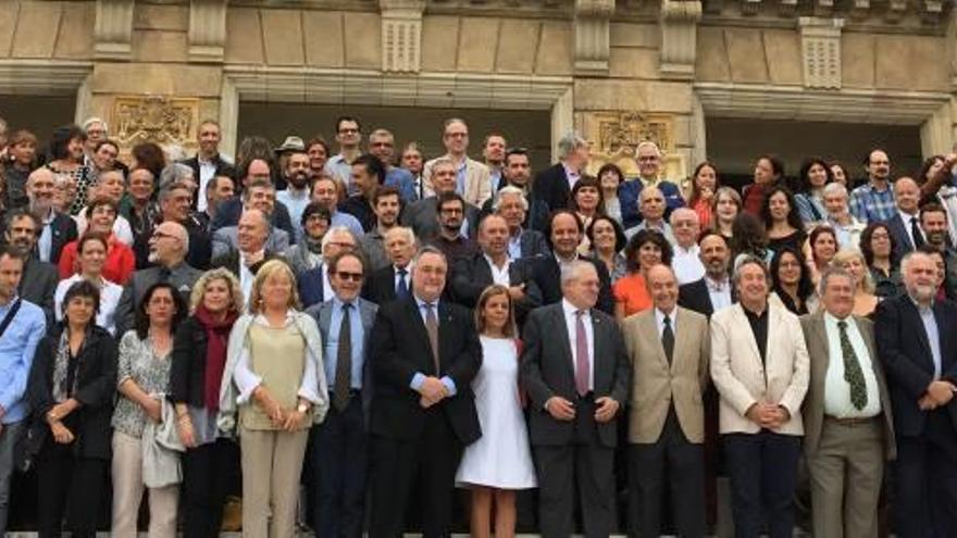 Els directors dels museus catalans posen per a la foto de família amb els representants de la Conselleria de Cultura.