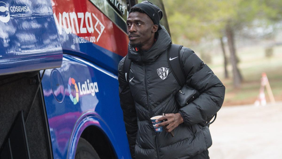 Aboubakary Kanté subiendo al autobús antes de viajar a Burgos este sábado.