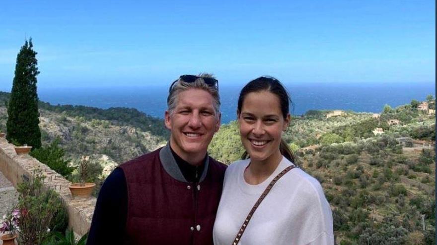 Ana Ivanovic y Bastian Schweinsteiger, paseo en Palma y excursión a la Serra