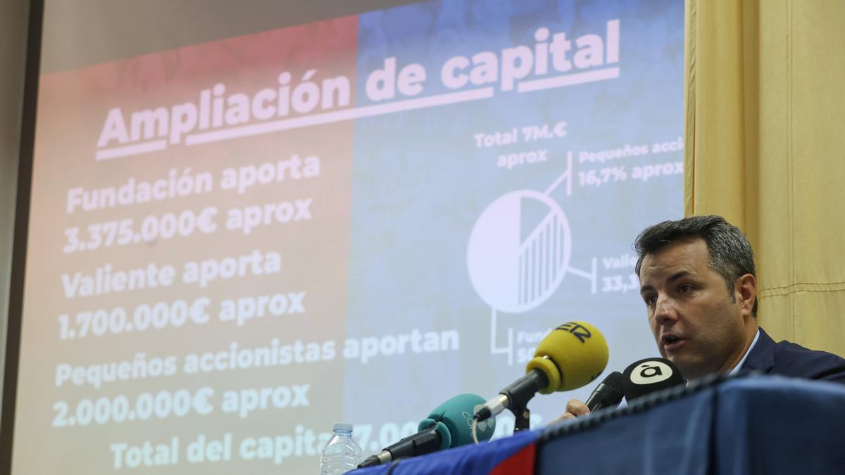 Miguel Ángel Valiente, durante su rueda de prensa en el Ateneo Marítimo.