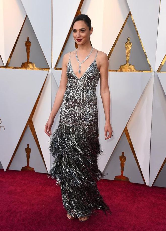 El look de Gal Gadot con vestido de flecos en plata de Givenchy