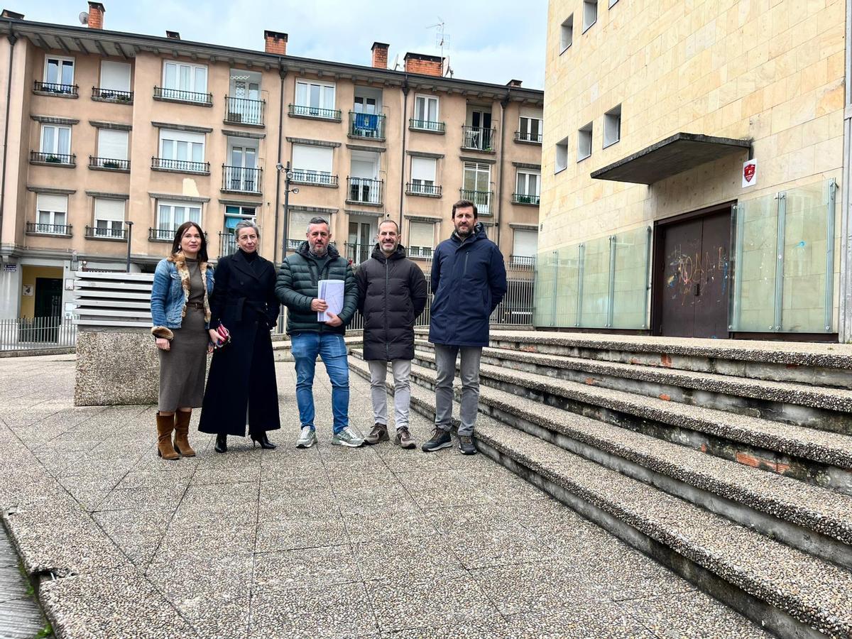 Por la izquierda, la edil María José Fernández; la arquitecta municipal, María José Fernández; el aparejador Daniel Navarro; el alcalde, Ángel García, y el también aparejador Juan Freije.