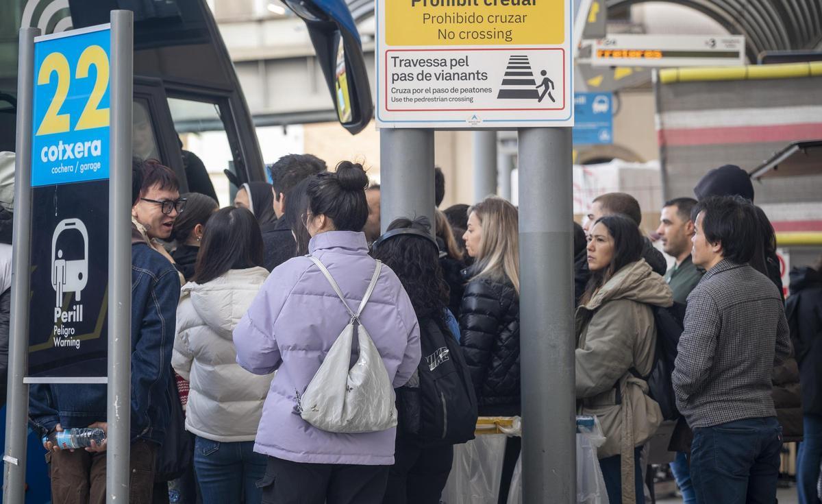 Usuarios en la Estació del Nord en Barcelona.
