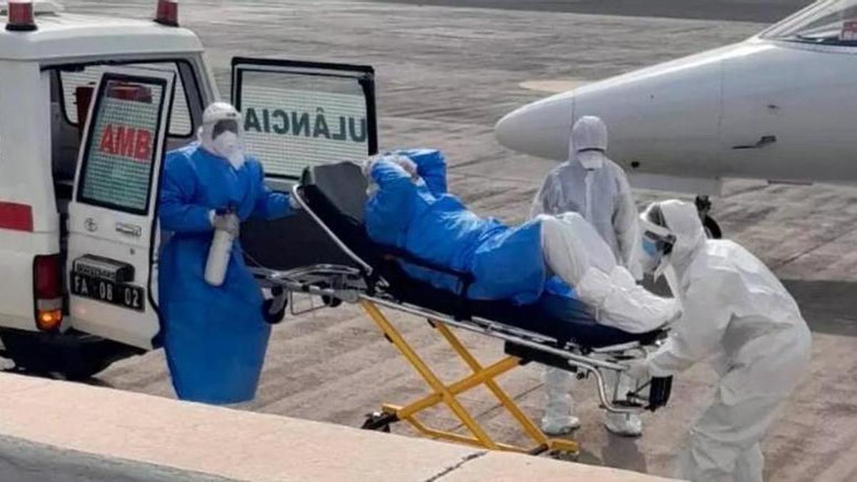 Un dels pacients evacuats del creuer on hi ha un brot d'hantavirus